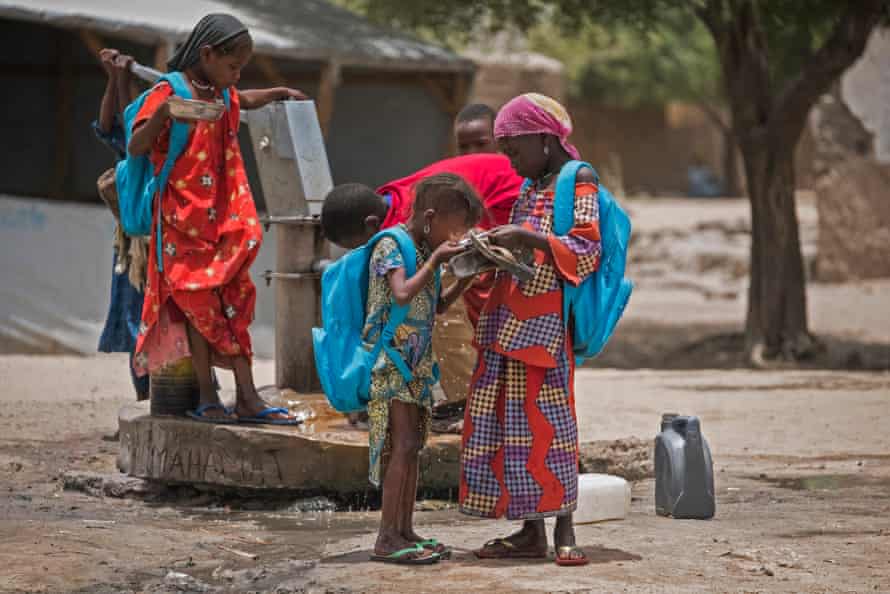 Boko Haram isyanı nedeniyle çocuklar evlerinden kaçmak zorunda kaldılar, Çad'ın Göl bölgesindeki Bol'daki bir okul bahçesinde su içtiler.